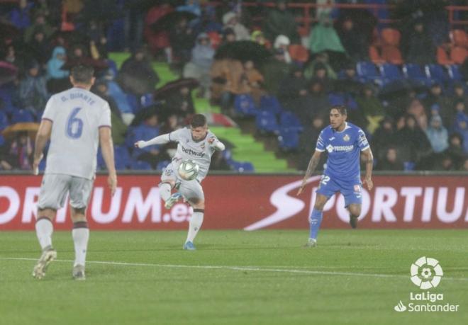 Bardhi dispara una pelota en el partido ante el Getafe (Foto: LaLiga).
