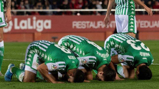 Fekir, Feddal y Mandi celebran el segundo gol en Mallorca.
