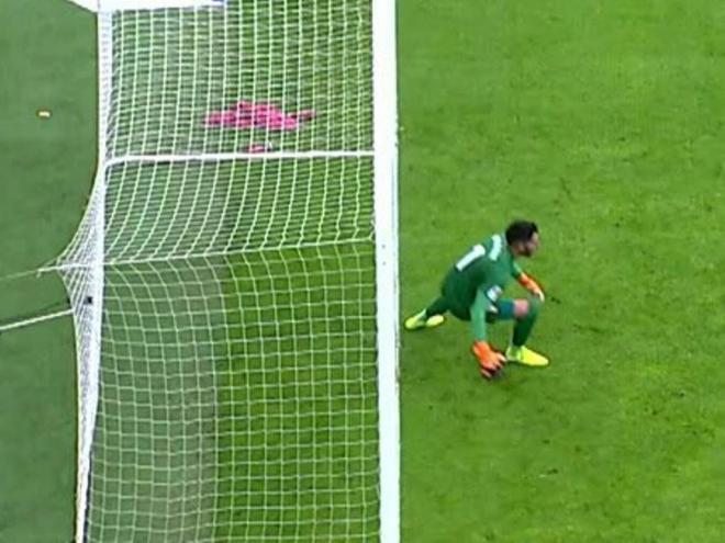 El portero Rui Silva tenía los dos pies fuera de la línea de gol en el primer penalti en San Mamés (Foto: GOL Tv).