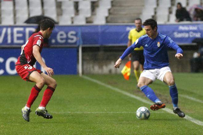 Borja Sánchez encara a un defensor en el Oviedo - Rayo (Foto: Luis Manso).
