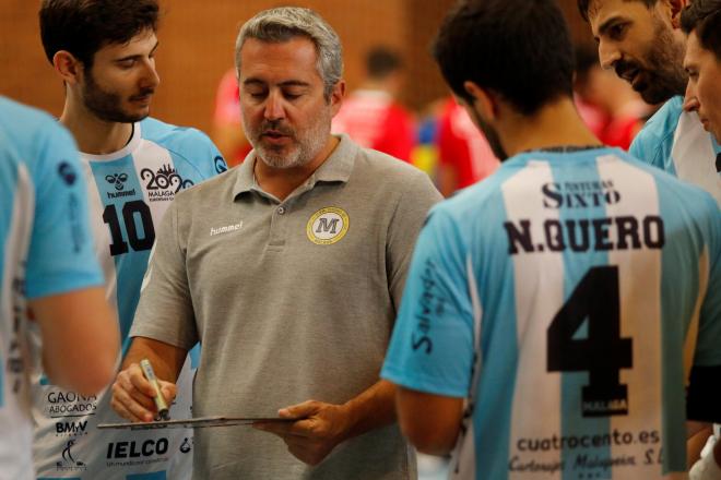 Curro Lucena, dando órdenes durante un partido (Foto: Raúl Romero).