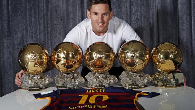 Leo Messi posa con sus cinco balones de oro, a los que ahora tendrá que sumar uno más (Foto: FCBarcelona).