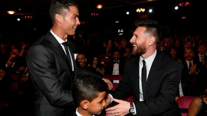 Leo Messi y Cristiano Ronaldo se saludan durante una gala (Foto: EFE).