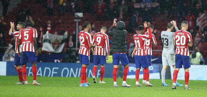 Los jugadores del Atlético saludan a la afición (Foto: ATM).
