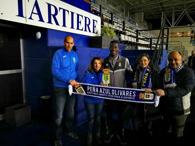 Ibrahima Baldé recibe el premio a más jugón de la Peña Azul Olivares.