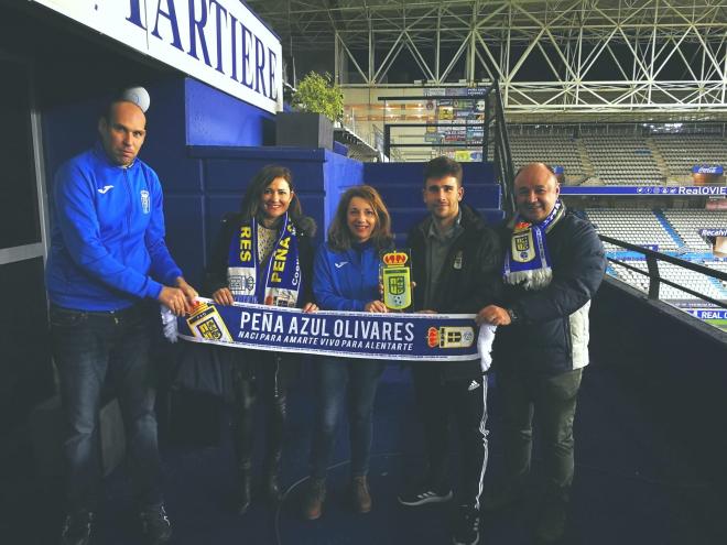 Jimmy recibe el premio al jugador revelación del Oviedo entregado por la Peña Azul Olivares.