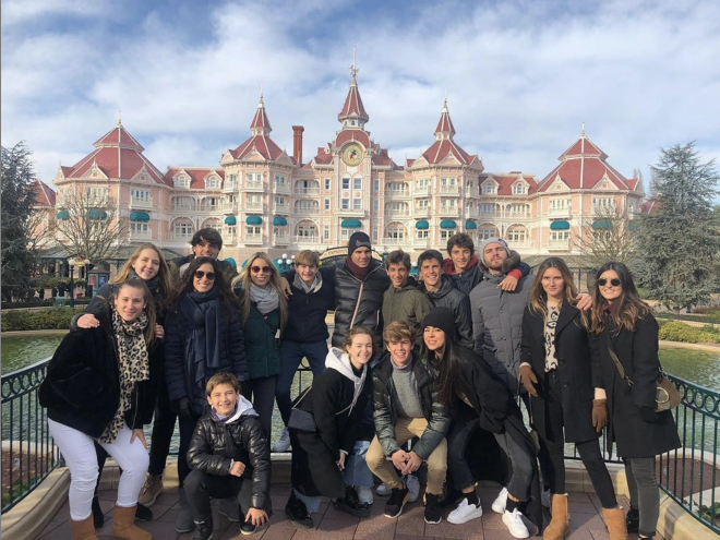 Rafa Nadal y Mery Perelló disfrutan en Disneyland París con familiares y amigos (Foto: @rafaelnadal).