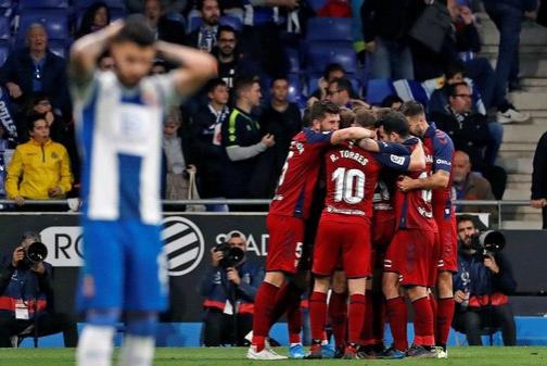 Un jugador del Espanyol, con las manos en la cabeza tras el cuarto gol de Osasuna (Foto: EFE).