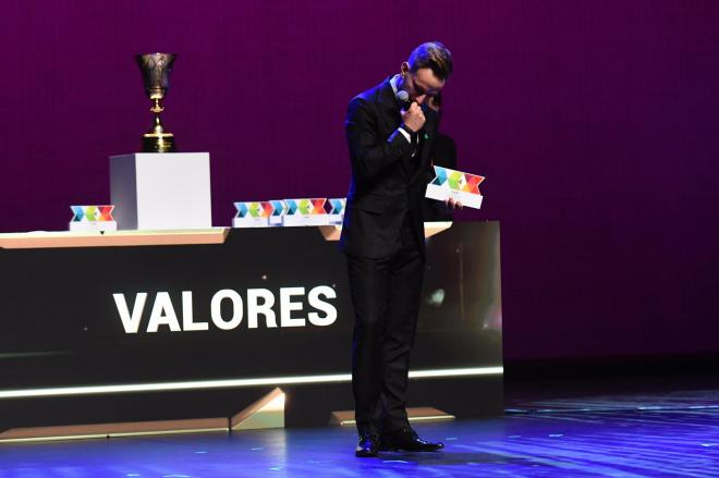 Rakitic se emociona al recordar a Reyes en los Premios DEX. (Foto: Kiko Hurtado).