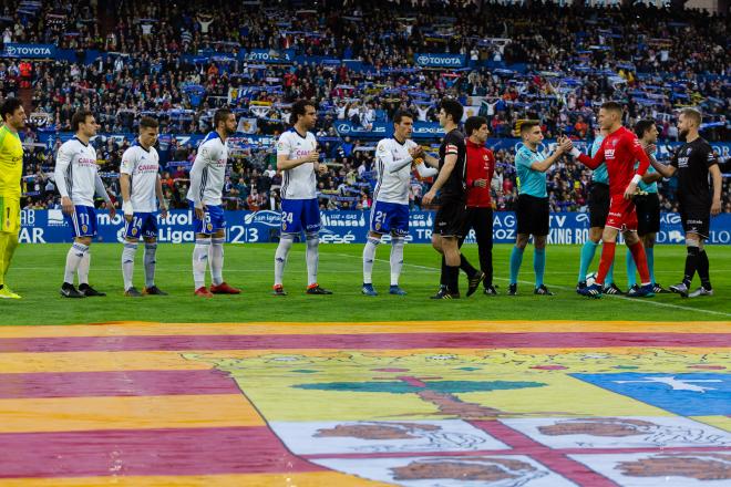 Real Zaragoza y Huesca se saludan durante un derbi en La Romareda (Foto: Daniel Marzo).
