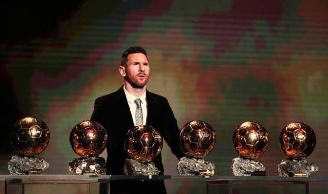 Leo Messi posa con sus seis Balones de Oro (Foto: EFE).
