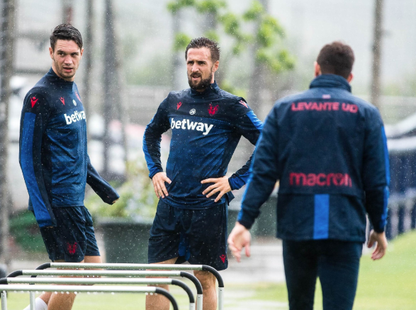 Los jugadores del Levante durante el entrenamiento.