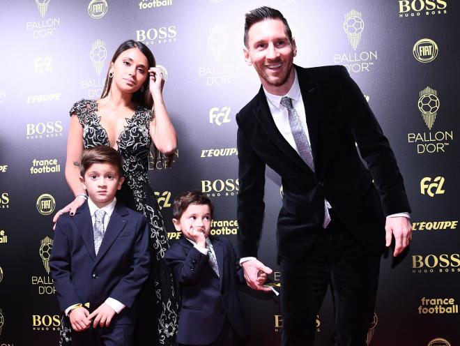 Leo Messi junto a su mujer, Antonela Roccuzzo y sus hijos Thiago y Mateo.