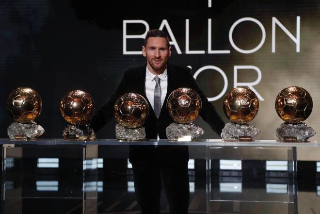 Leo Messi posa junto a sus seis Balones de Oro.