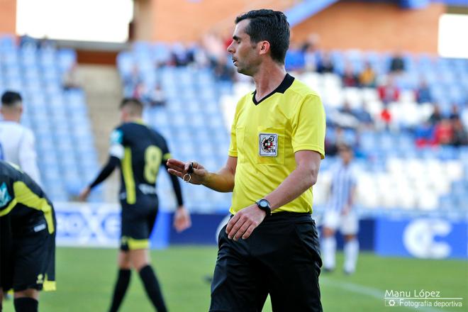 El colegiado Francisco Sáez Vital en el partido Recre-Granada B de la pasada temporada (Manu López / Albiazules.es).