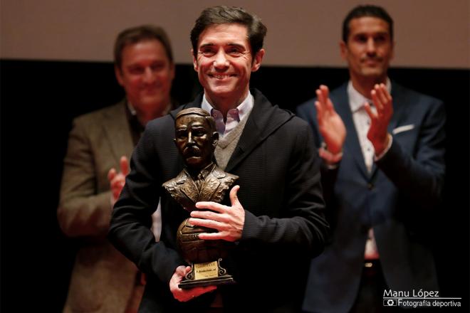 Marcelino, exultante tras recibir el 'Premio Mackay' durante la gala del 130 aniversario del Recreativo. (Manu López / Albiazules.es).