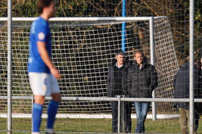 Arnau y César presenciando el partido del Vetusta (Foto: Real Oviedo)