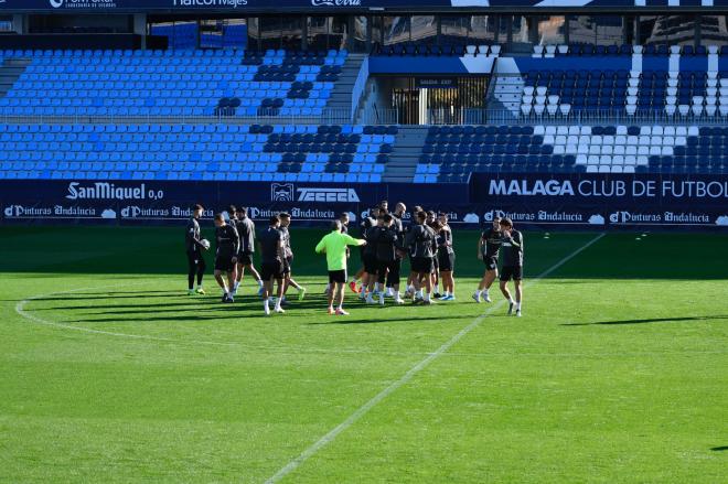 El grupo, entrenándose este jueves en La Rosaleda.