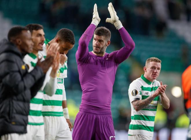 Fraser Forster celebra un triunfo del Celtic de Glasgow.