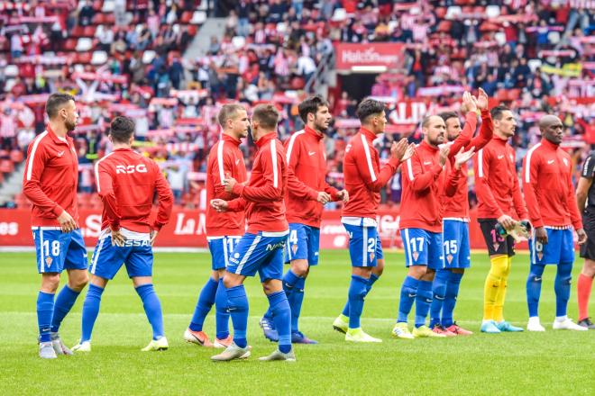 Los jugadores del Sporting se saludan en los minutos previos a un partido (Foto: RSG).