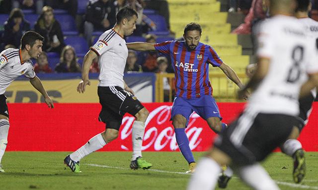 Morales, en su disparo para anotar al Valencia. (Foto: Levante UD)