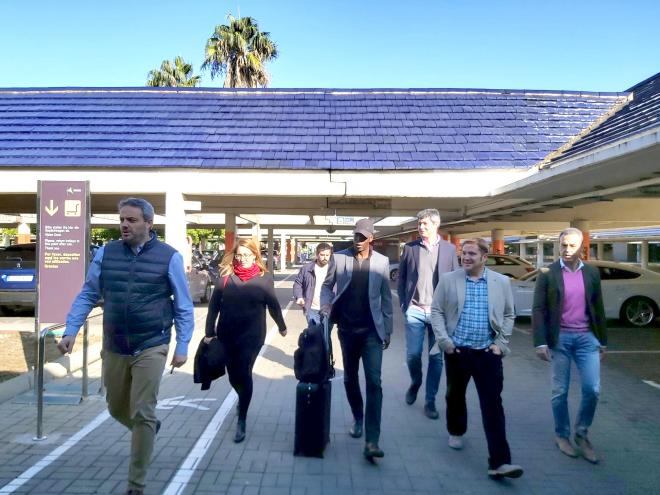 Jorge Liaño, Ana Palomares, Michael Johnson, Carlos Tur, Álvaro Ramírez, Javi Padilla y Nacho Delgado en el Aeropuerto de San Pablo. (Foto: Alejandro Montiel).