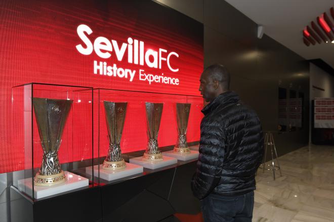 Michael Johnson contempla los cinco títulos de Europa League del Sevilla FC. (Foto: Kiko Hurtado).