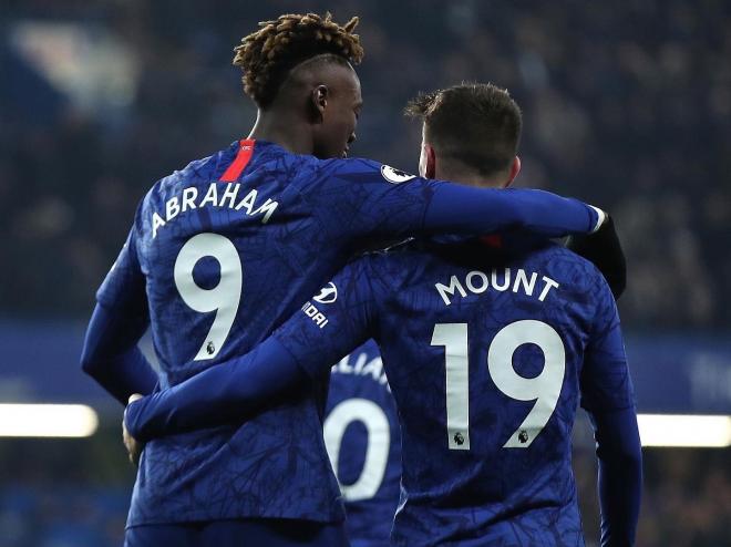 Abraham y Mount festejan un gol del Chelsea.