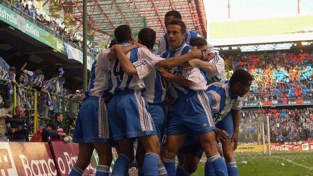 Los jugadores del Deportivo, durante un partido aquella temporada.