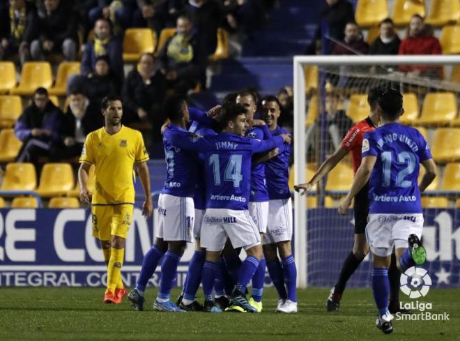 Los jugadores del Real Oviedo celebran el gol de Borja Sánchez en Alcorcón (Foto: LaLiga).