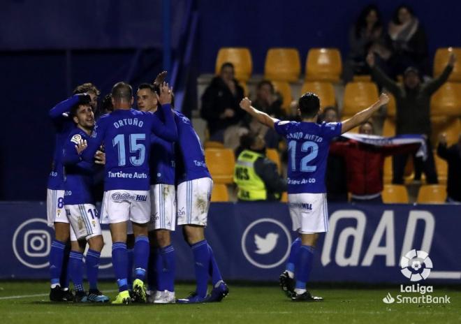 Los jugadores del Real Oviedo celebran el tercer gol de Bárcenas en Alcorcón (Foto: LaLiga).