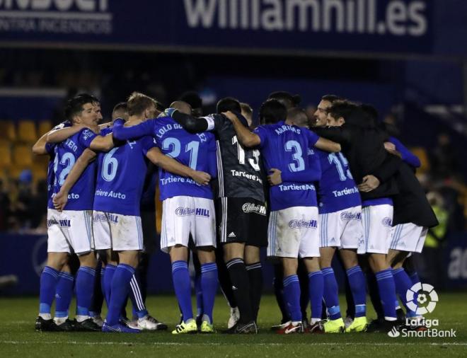 Los jugadores del Real Oviedo celebran la victoria en Alcorcón (Foto: LaLiga).