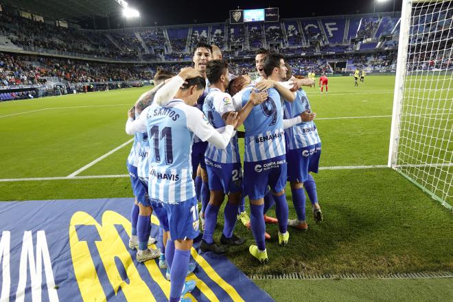 Los jugadores del Málaga, en una piña tras el tanto de penalti de Sadiku.