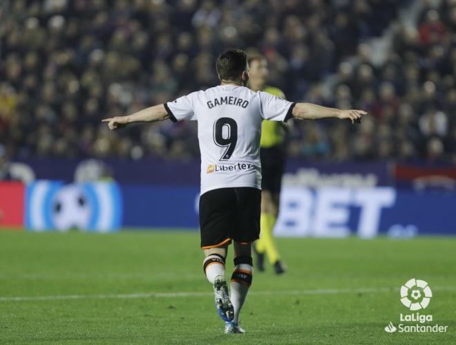 Gameiro celebra un gol en su etapa en el Valencia. (Foto: LaLiga).