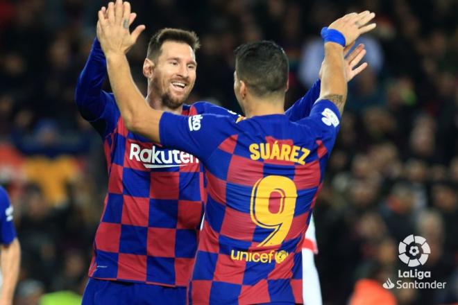 Messi y Luis Suárez celebran uno de los goles con el Barcelona.
