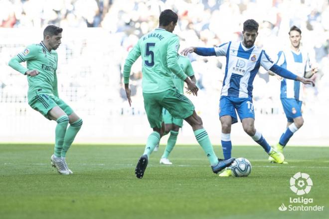 Dídac Vilà, ante Varane y Valverde durante el Real Madrid-Espanyol (Foto: LaLiga).