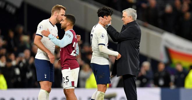 José Mourinho felicita a Son por su gol en el Tottenham-Burnley.