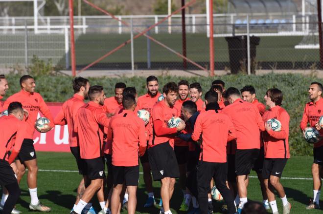 Los jugadores del Sevilla, en el entrenamiento de este sábado (Foto: Kiko Hurtado).