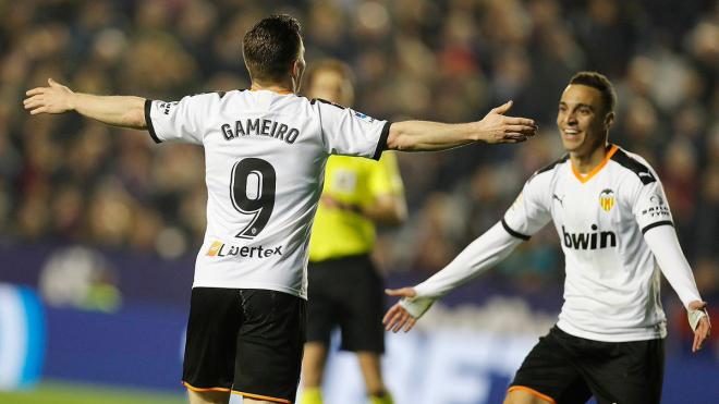 Gameiro celebra su gol en el Levante-Valencia (Foto: Valencia CF)