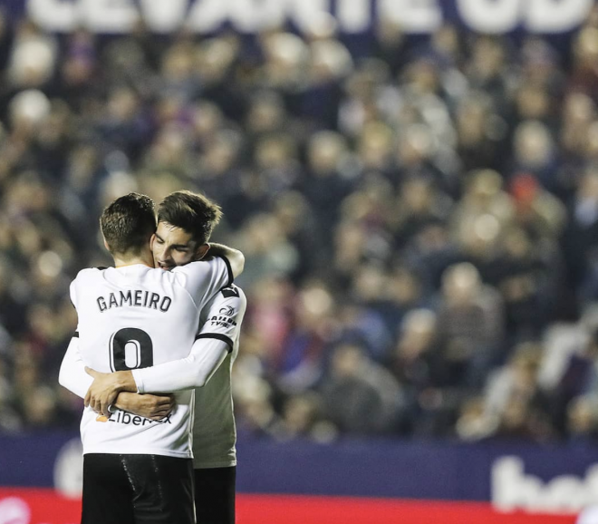 Gameiro se abraza a Ferran Torres en el Levante-Valencia (Foto: Valencia CF)