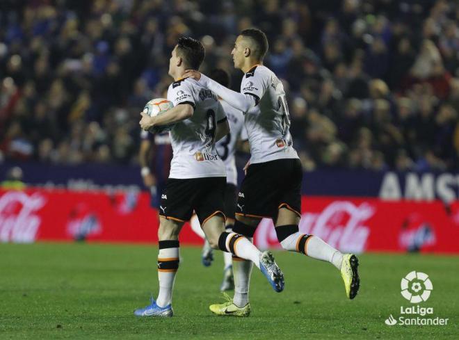 Gameiro y Rodrigo celebran el gol del francés ante el Levante. (Foto: LaLiga).