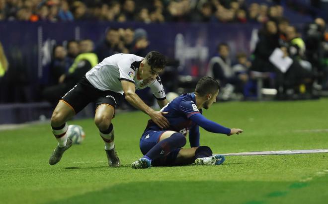 Paulista y Bardhi en el Levante-Valencia de la temporada pasada. (Foto: David González)