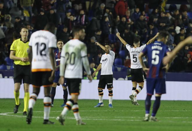 Gabriel Paulista celebra la victoria del Valencia ante el Levante (Foto: David González)