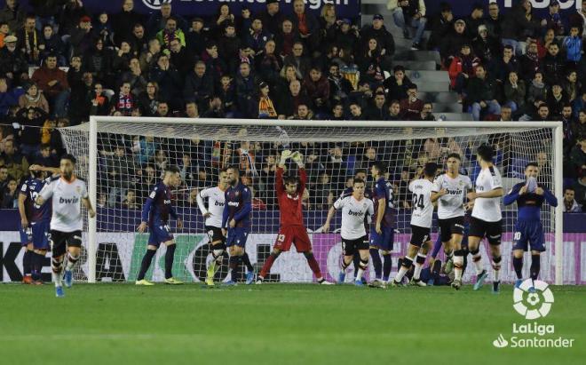 Los jugadores del Valencia celebran el gol en propia de Roger (Foto: LaLiga).