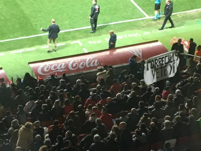 Pancarta contra Miguel Torrecilla durante el Sporting-Ponferradina.