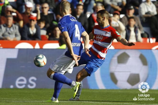 Soldado le pega al esférico ante la presión de Ely en el Granada-Alavés (Foto: LaLiga Santander).