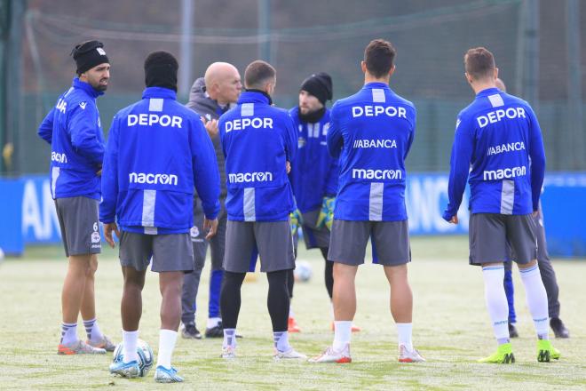 Luis César charla con sus jugadores durante un entrenamiento (Foto:RCD)