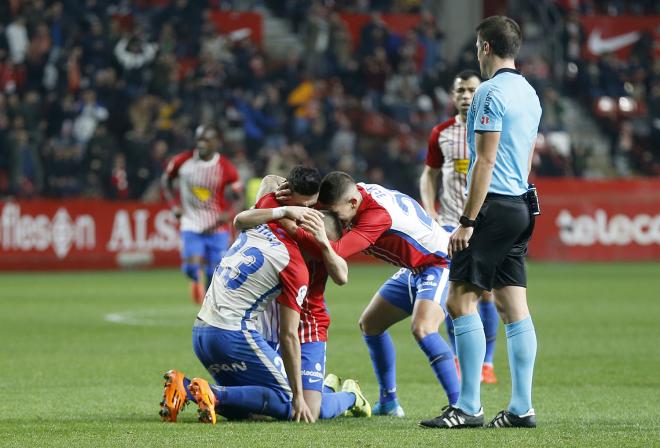 Jugadores del Sporting de Gijón celebran un gol marcado en el Molinón (Foto: Luis Manso).