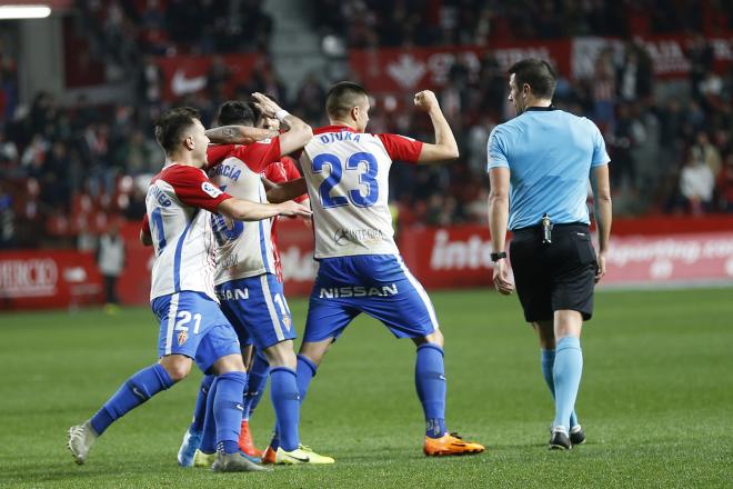 Los jugadores del Sporitng celebran el gol de Djurdjevic ante la Ponferradina (Foto: Luis Manso).