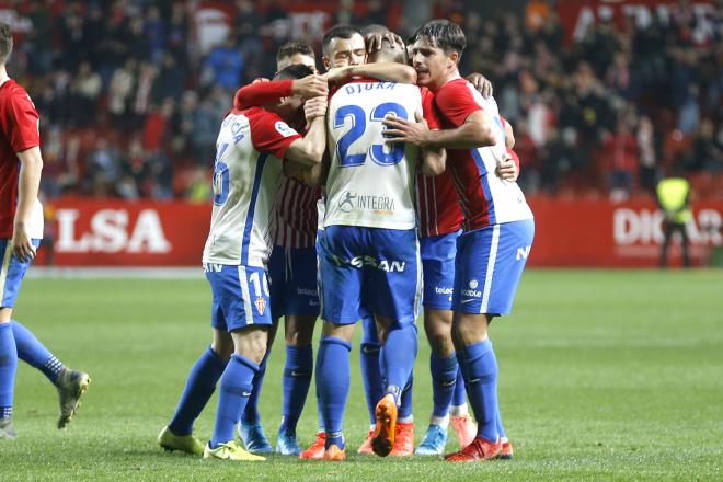 Jugadores del Sporting celebrando un gol anotado (Foto: Luis Manso).